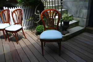 Coup de jeune pour ces chaises avec un tissu à chevrons de chez Nobilis